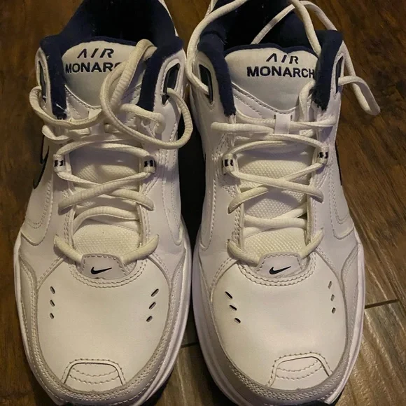 Authentic Nike Men”s Sneakers size11 NWOT - Picture 4 of 11